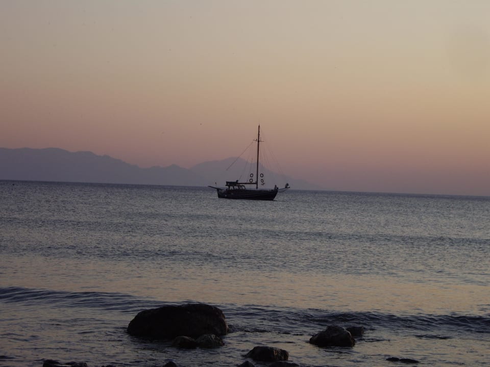 Schiff bei Sonnenuntergang Dogan Paradise Beach