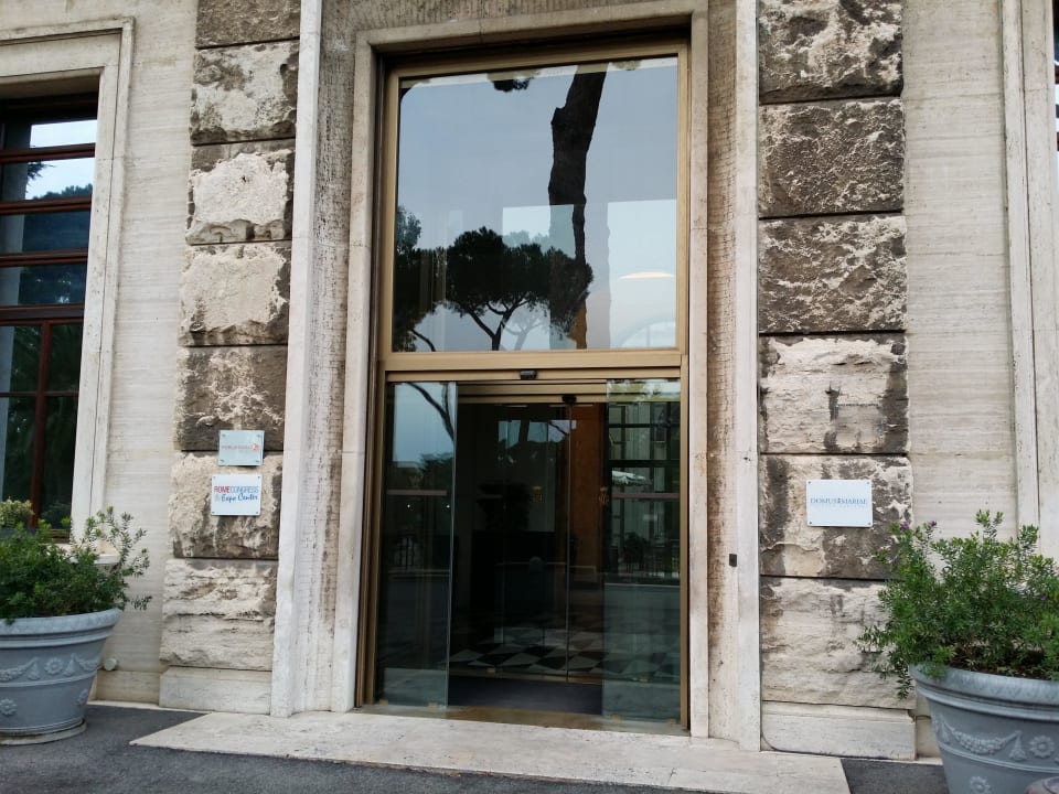 Aussenansicht... ein wunderschönes schloss TH Roma - Carpegna Palace