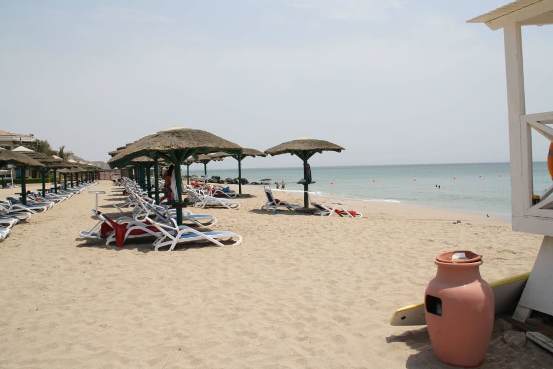 Blick links, immer genug Liegen frei Fujairah Rotana Resort & Spa