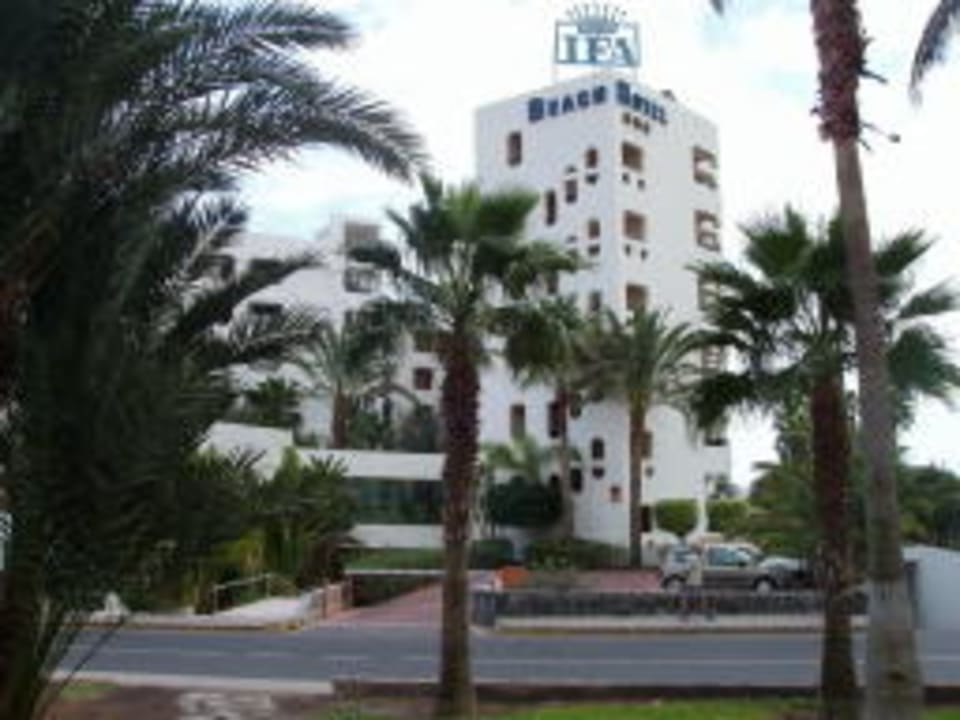von der Strasse aus fotografiert Corallium Beach by Lopesan Hotels - Adults only