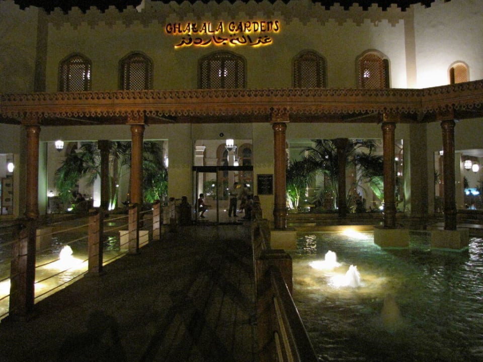 Hotel Eingang abends Ghazala Gardens