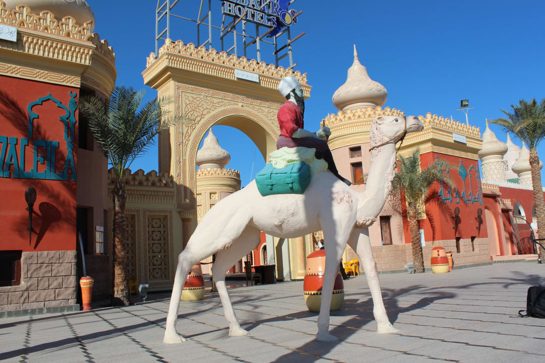Vor dem Hotel  Pickalbatros Alf Leila Wa Leila Resort - Neverland Hurghada