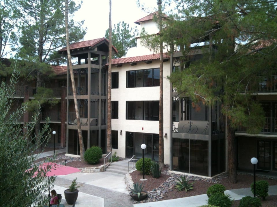 Blick vom Garten auf Hotellobby/Eingang vom Garten Hotel DoubleTree Suites by Hilton Tucson Airport