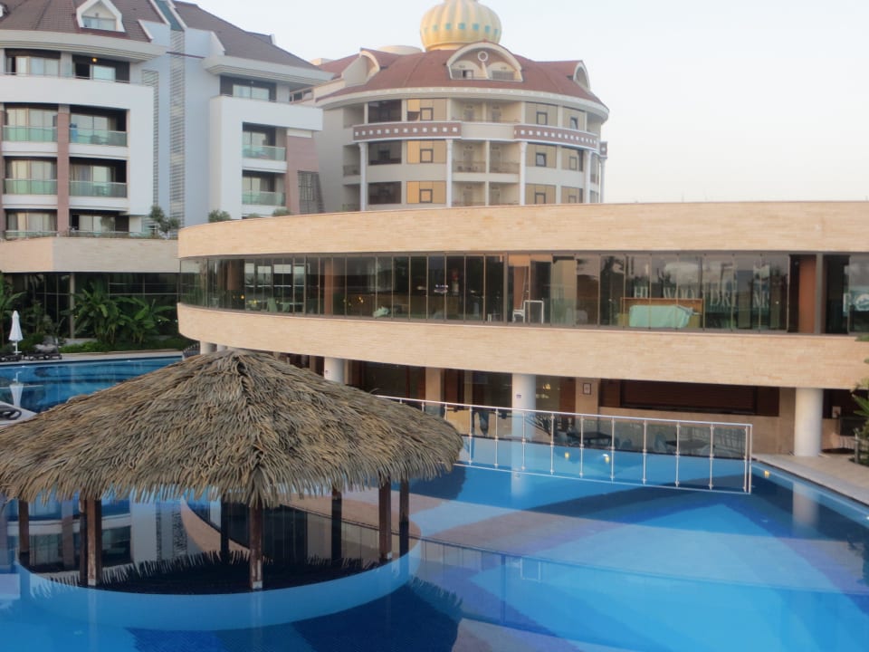 Diskogebäude im Hintergrund Sherwood Dreams Resort