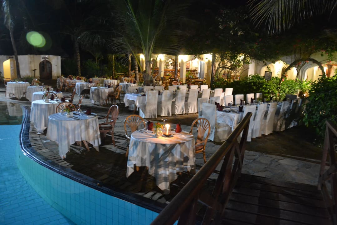 Abendessen am Pool  Sultan Sands Island Resort & Spa