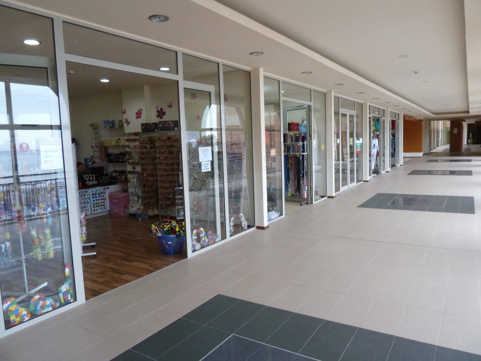 Teil der Ladenzeile im Hotel Sol Luna Bay