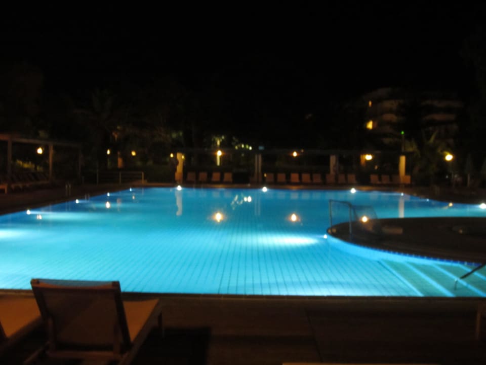 Hauptpool bei Nacht Apollonia Beach Resort & Spa