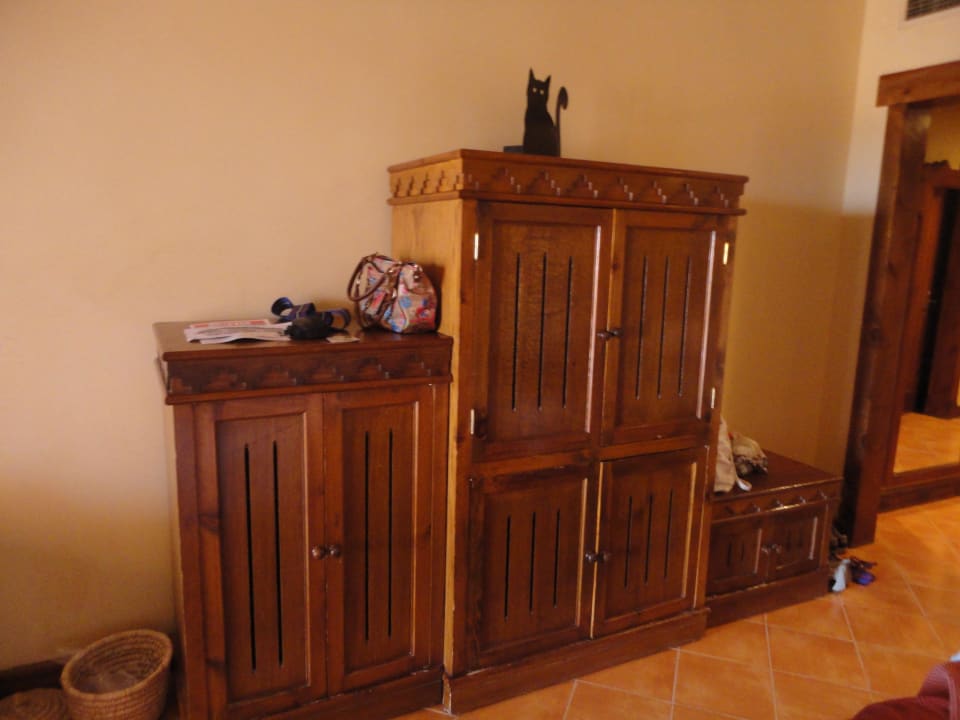 Minibar und Fernseher verstaut Grand Makadi