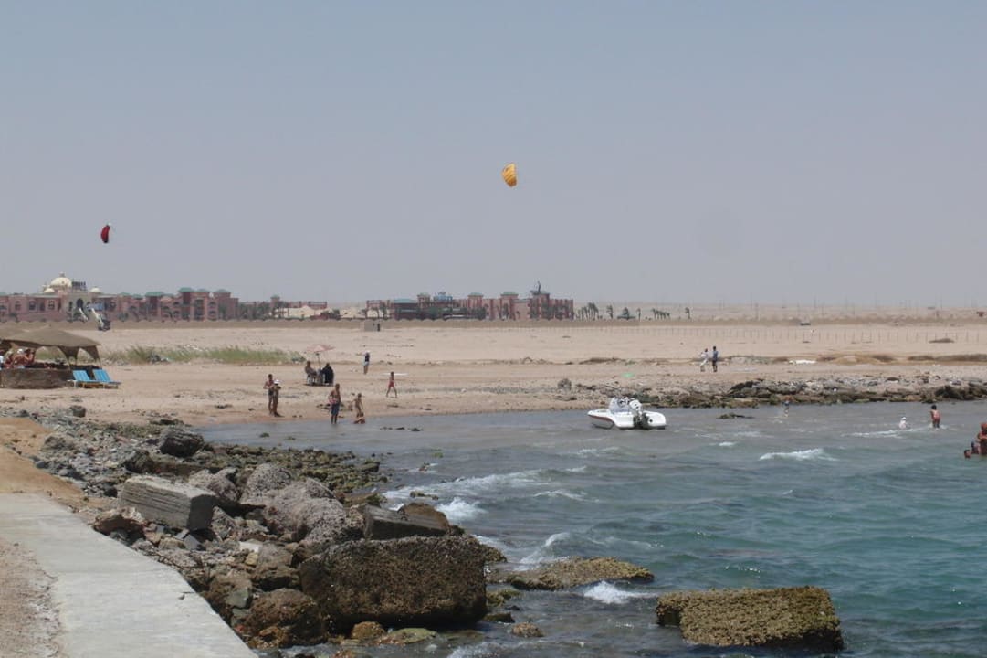 Strandbereich - Aqua Vista im Hintergrund Pickalbatros Aqua Vista Resort - Hurghada