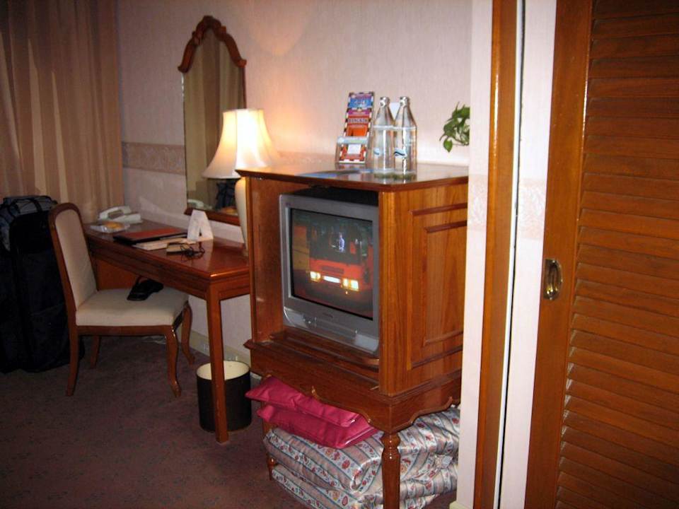 Schreibtisch /Fernseher im Standard-Zimmer  The Tawana Bangkok