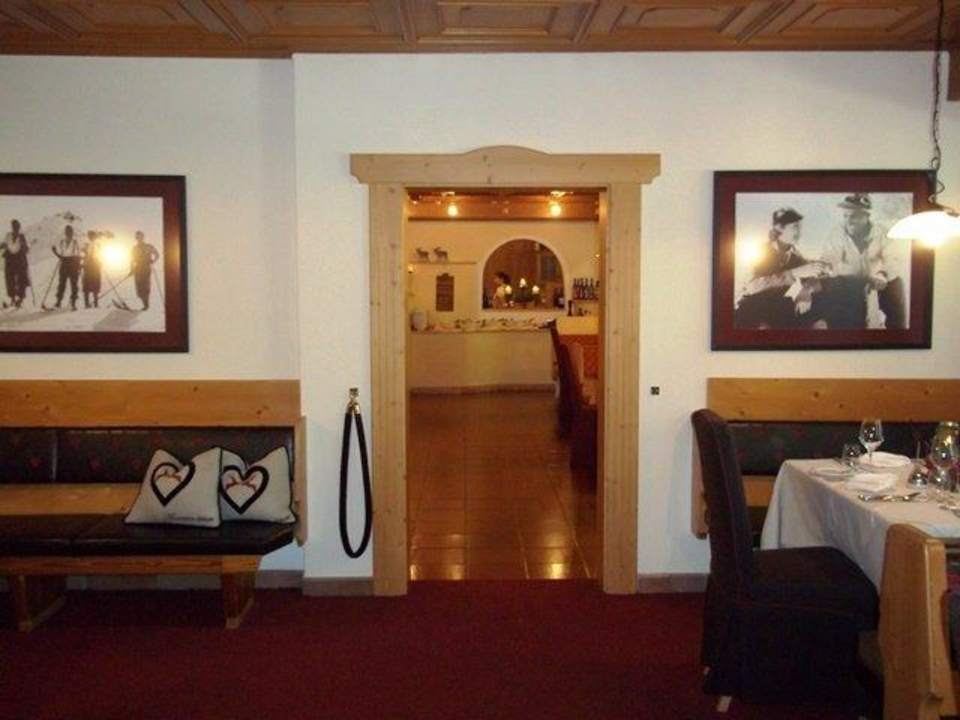 Räumlichkeiten zugewiesene Tische Alphotel Tyrol