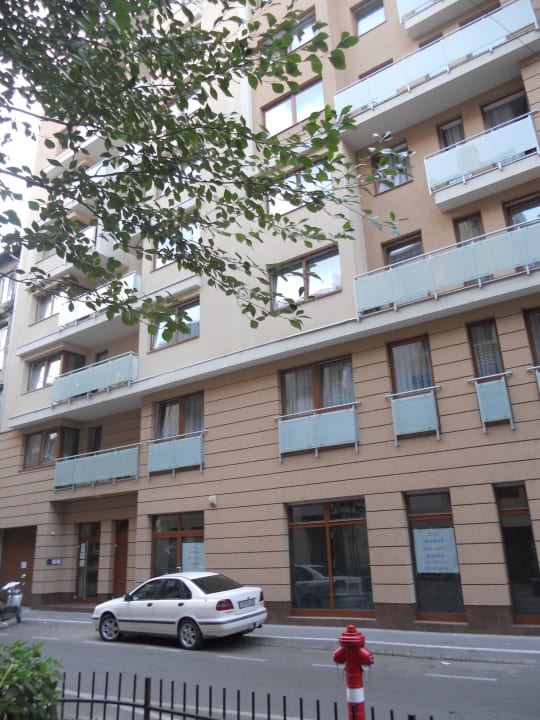 Eingang und ganz links Tiefgarageneinfahrt Apartments Corvin Plaza