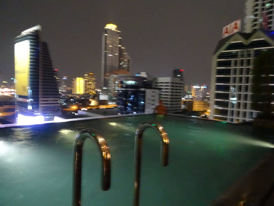 Pool bei Nacht Eastin Grand Hotel Sathorn