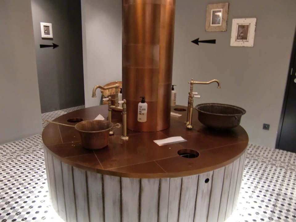 Waschbecken/Gästetoiletten im Untergeschoss 25hours Hotel Wien beim MuseumsQuartier