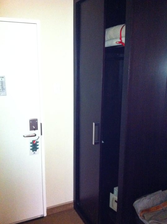 Zimmer 1116: Eingang und Schrank Hotel The Paxton