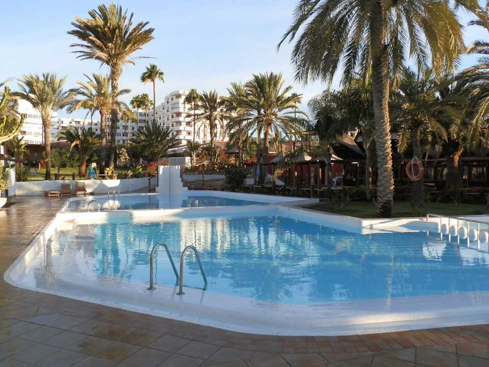 Pool bei Tag HL Miraflor Suites Hotel