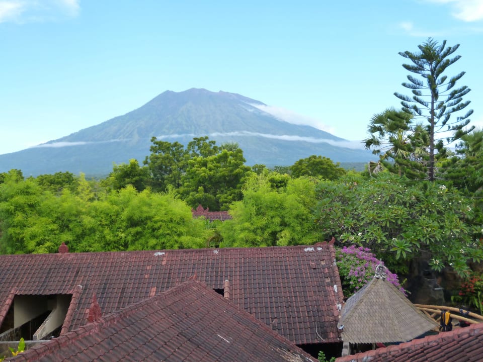 Der Blick vom Turm auf den Vulkan Joes Diving Bali Die Tauchburg