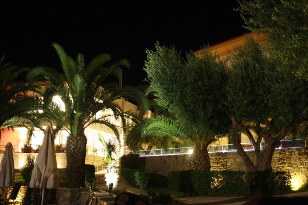 Poolanlage bei Nacht Lagomandra Hotel & Spa