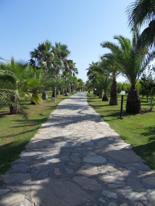 Weg zum Strand Club Grand Aqua