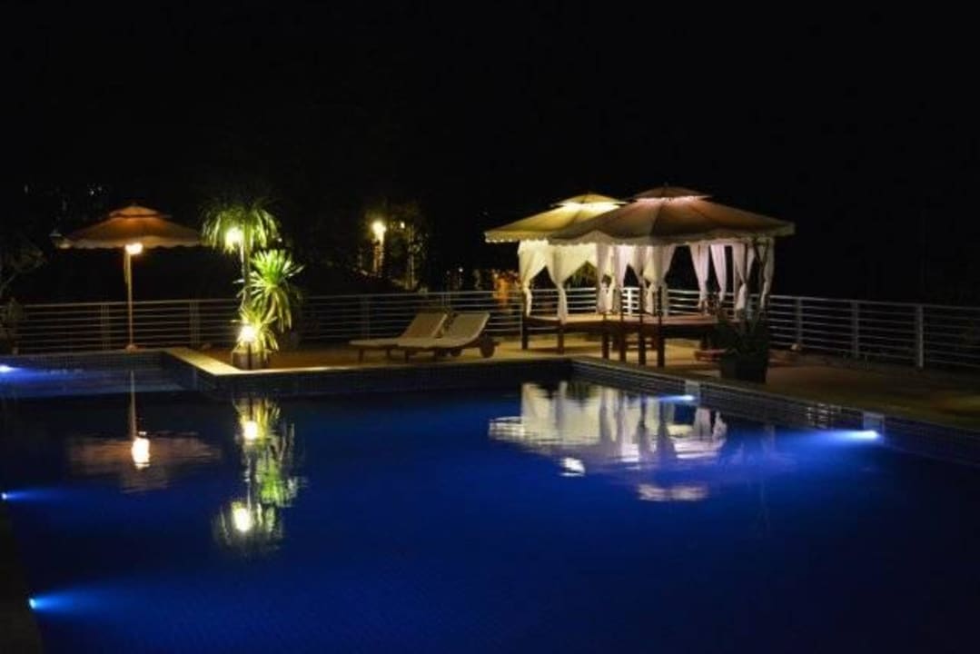 Der Pool am Abend nach dem Essen im Kimly/CrabMarkt Vanna Hill Resort