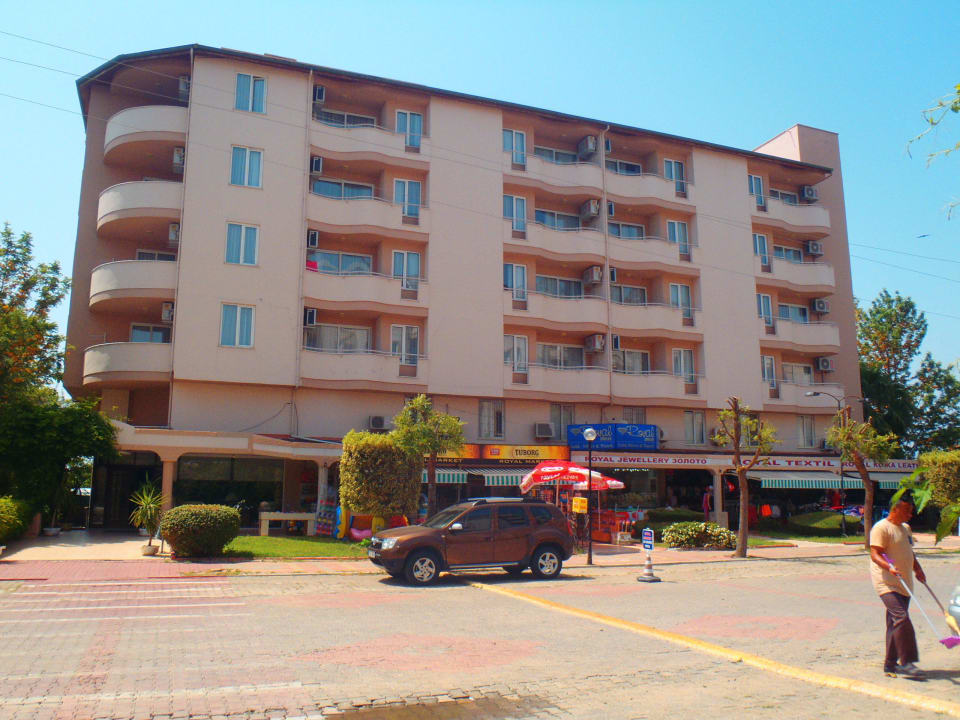 Třetí budova přes silnici Hotel Royal Garden Beach