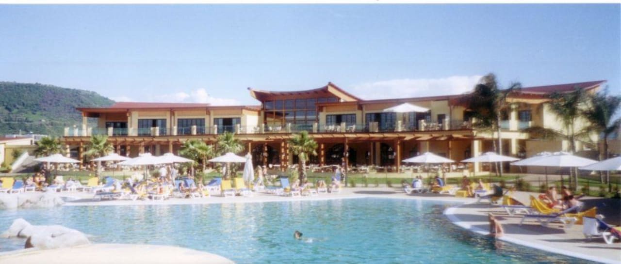 Poolbereich mit Blick auf das Restaurant Falkensteiner Club Funimation Garden Calabria