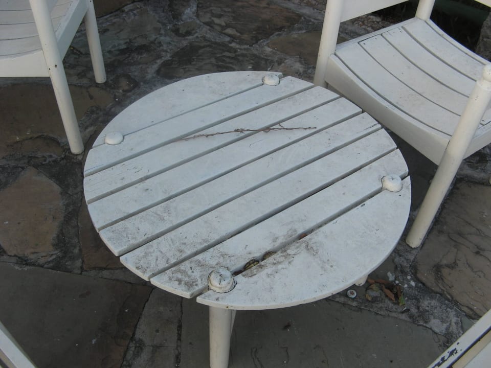 Zustand eines Tisches - Beispiel PrideInn Flamingo Beach Resort & Spa