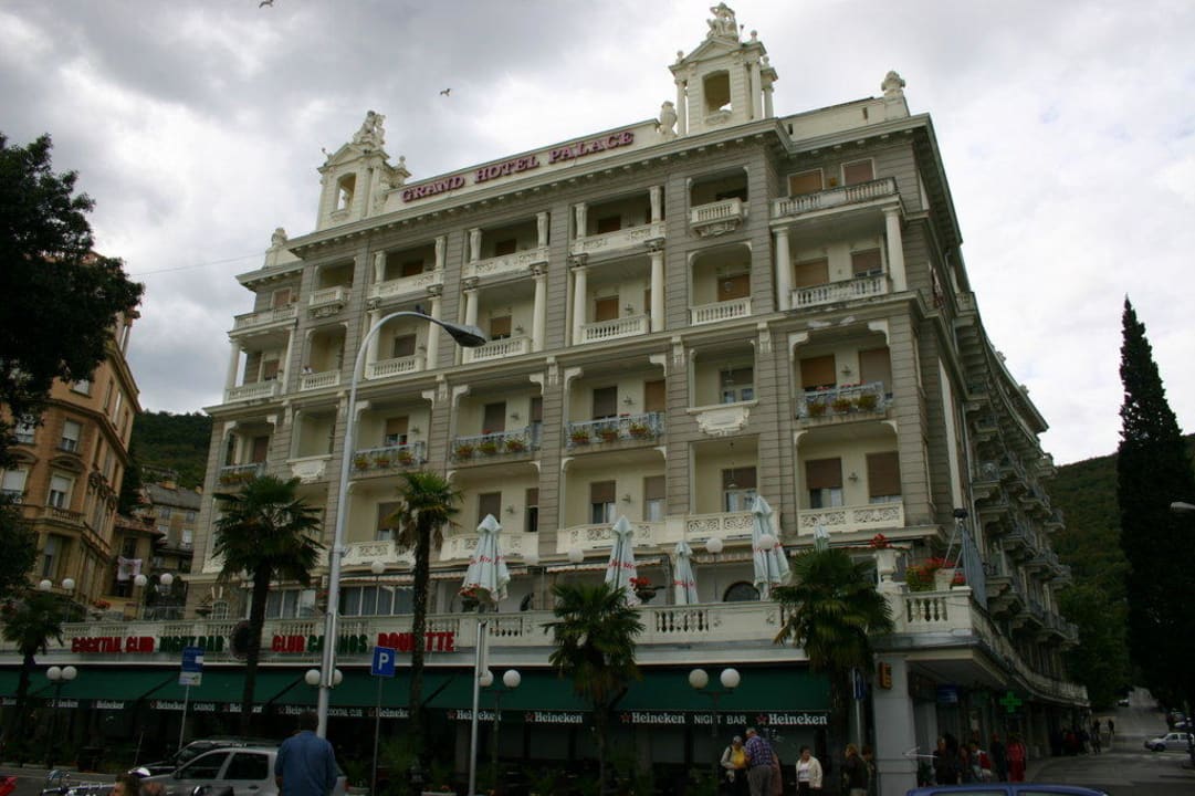 Aussenansicht im Spaätsommer Hotel Bellevue - Liburnia