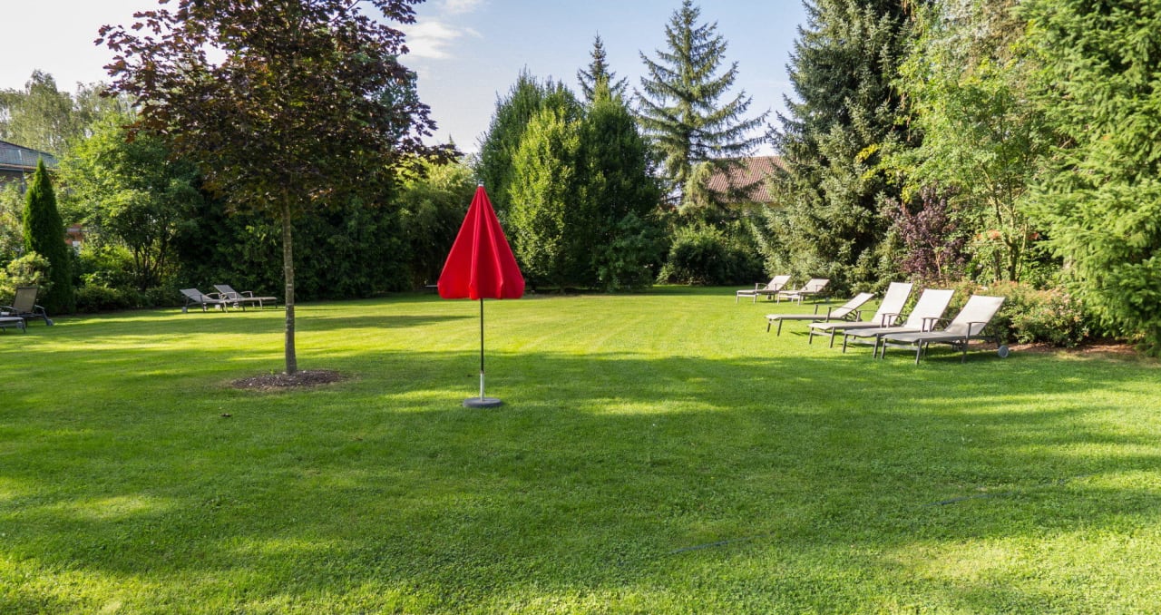 Große Liegewiese Thermenhotel Quellenhof