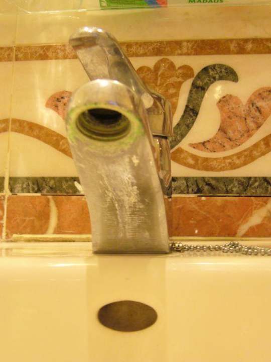 Wasserhahn im Badezimmer Hotel Vigilia Park