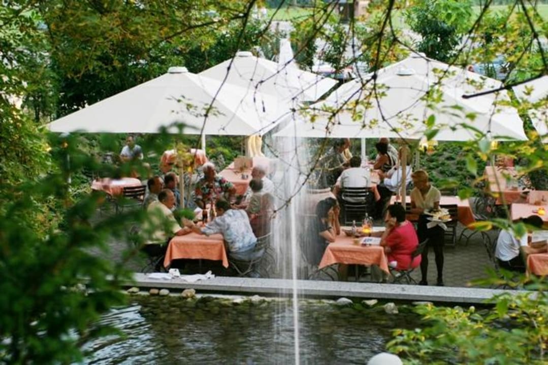 Gartenrestaurant mit Weiher Hotel Bad Bubendorf