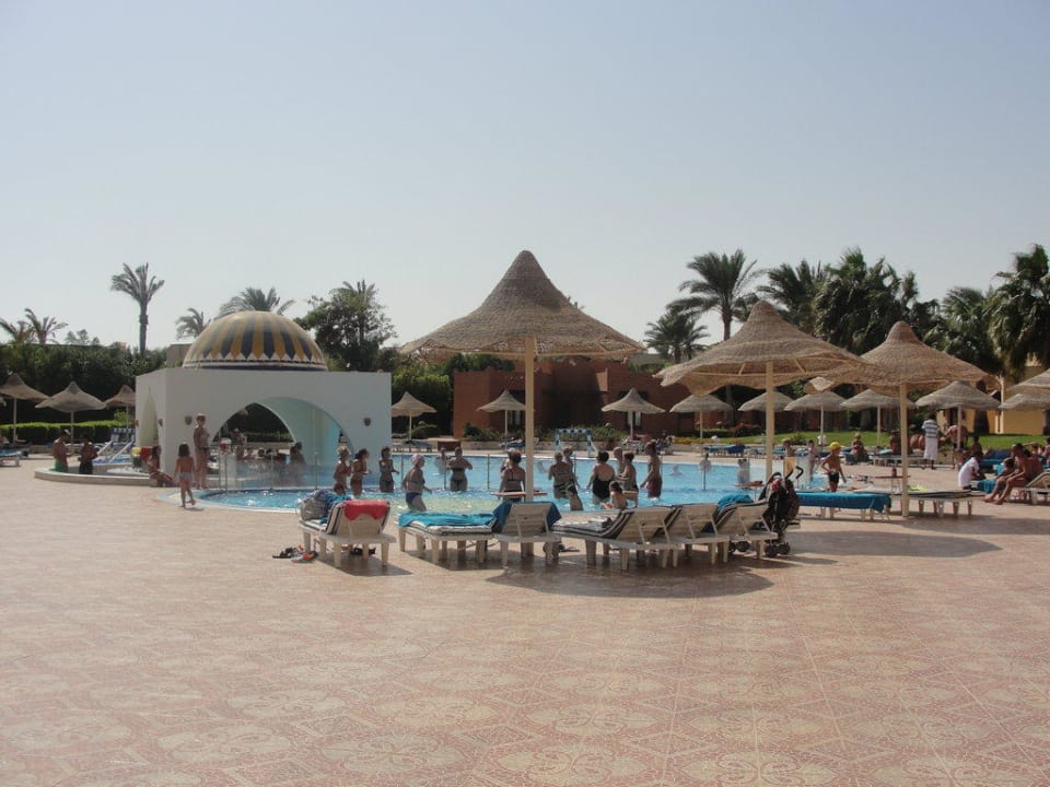 Basen przy plaży i barek. Hotel Nubian Village