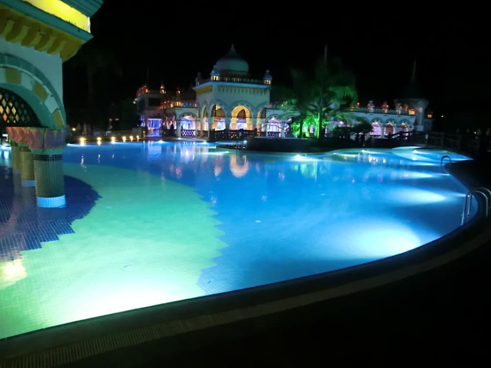 Bei Nacht Kamelya Aishen Club