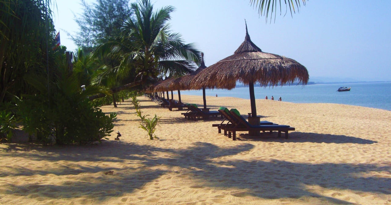Immer eine freie Liege... C&N Kho Khao Beach Resort