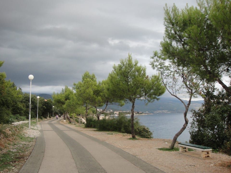 Strandpromenade vom Hotel in den Ort (2 km) Wyndham Grand Novi Vinodolski Resort - The View & Family Apartments