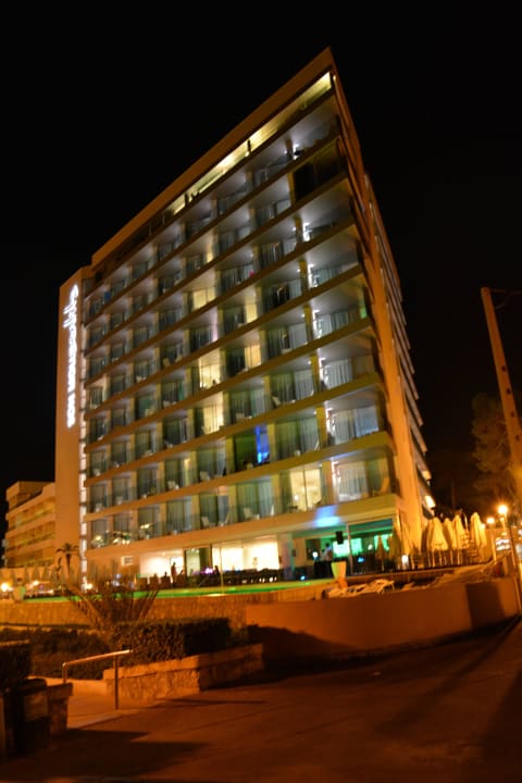 Hotel bei Nacht von der Promenade kommend Son Moll Sentits Hotel & Spa