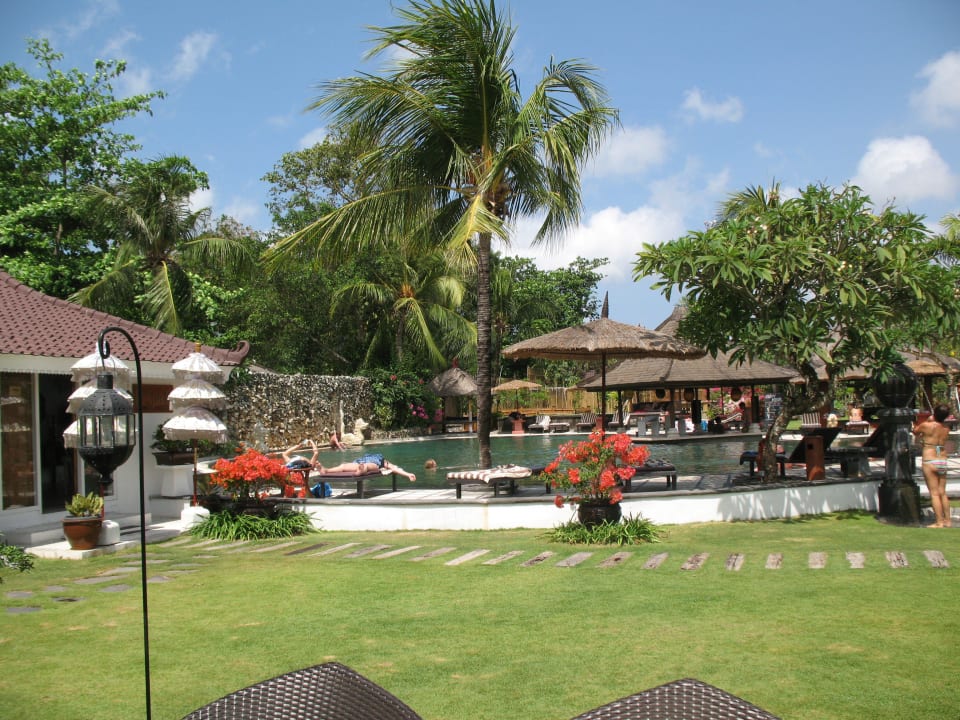 Blick vom Strand zum Pool Hotel Keraton Jimbaran Resort