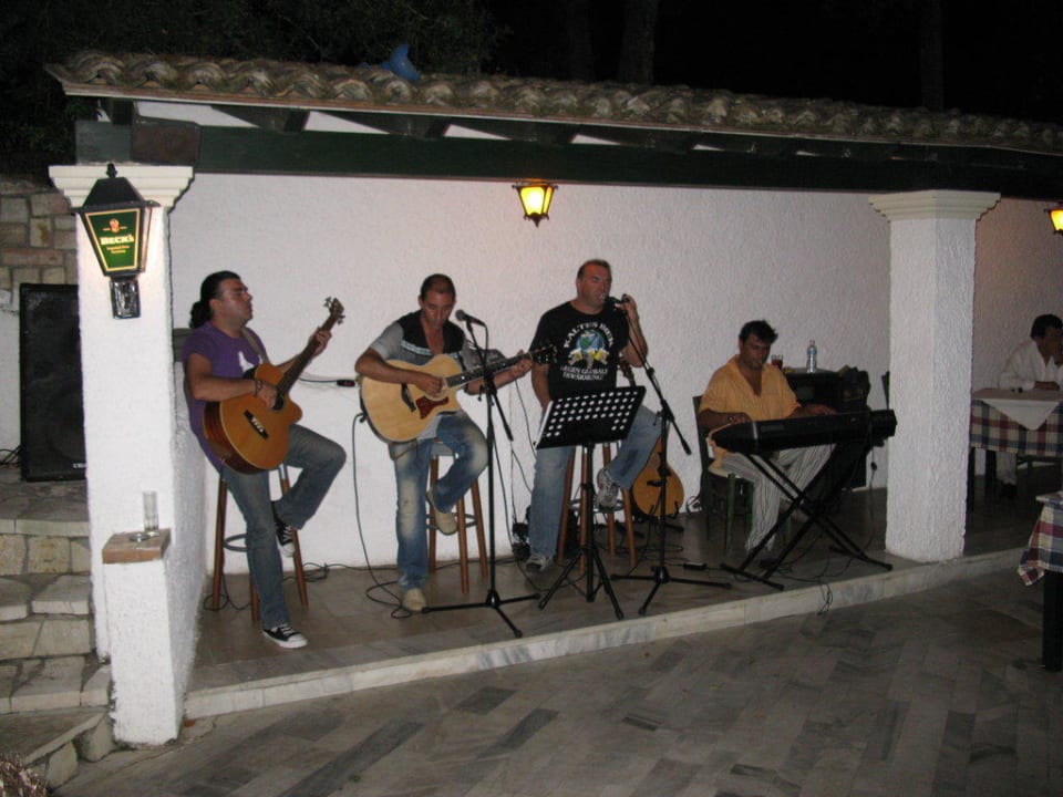 Livemusik montags beim Abendessen Hotel & Apartments Liapades Beach