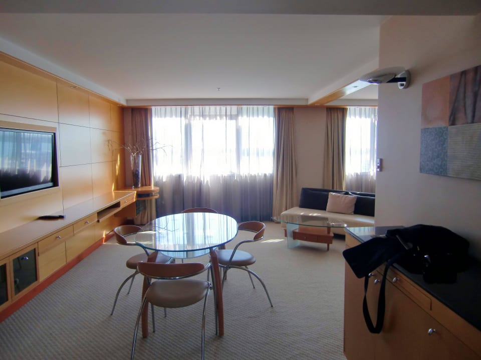 Flat TV und Esstisch MSocial Hotel Auckland