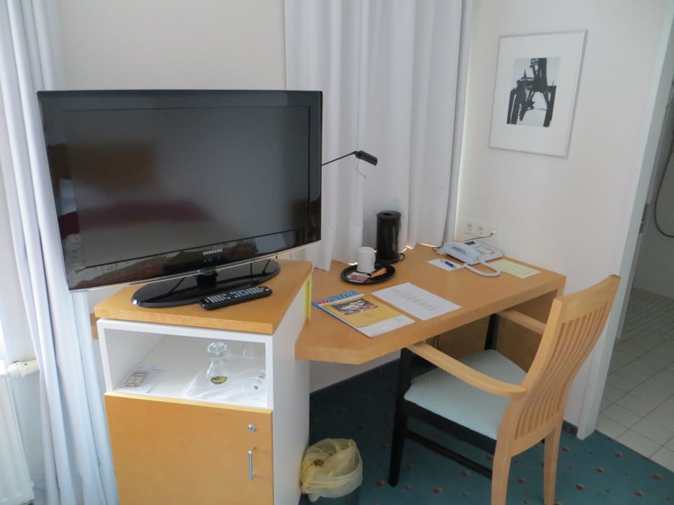 Schreibtisch mit Fernsehgerät und Minibar Hotel Alte Werft Papenburg