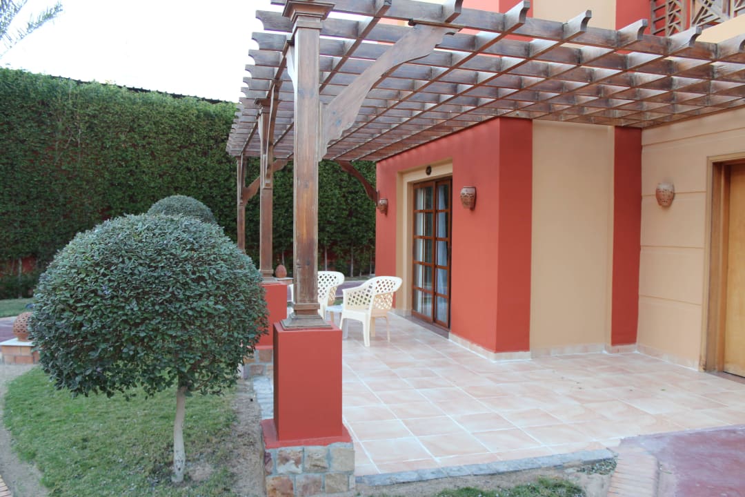 Terrasse eines 400er Zimmer Pickalbatros Alf Leila Wa Leila Resort - Neverland Hurghada