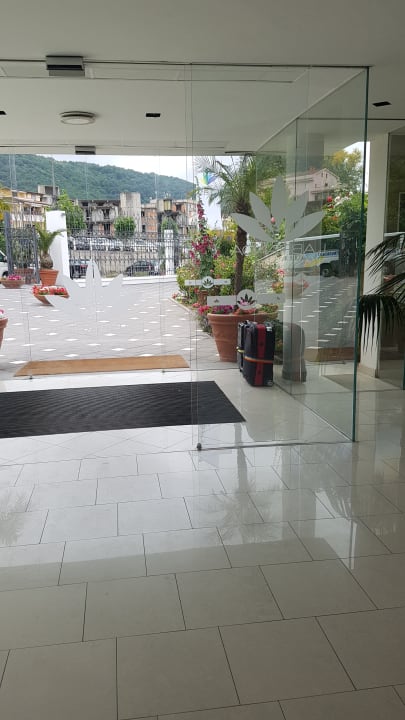 Koffer werden abgestellt Aldiana Club Rocca Nettuno Calabria
