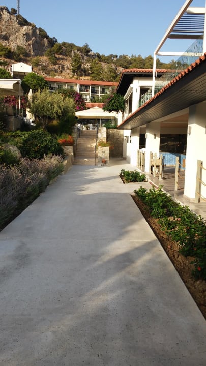 Weg vom Strand an der Bar vorbei zu den Zimmern TUI BLUE Sarigerme Park