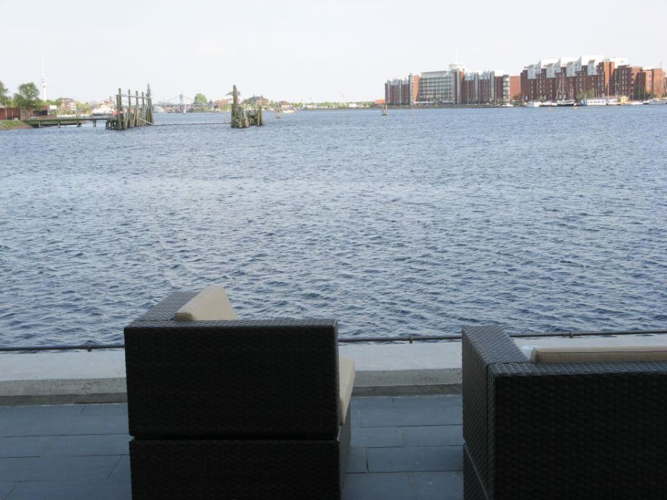 Blick von der Terrasse auf den "Großen Hafen" ATLANTIC Hotel Wilhelmshaven