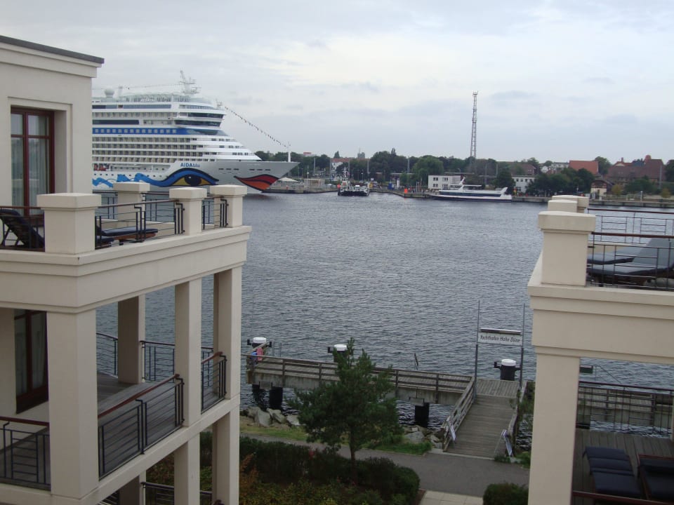 AIDAblu am Passagierkai Hotel Yachthafenresidenz Hohe Düne