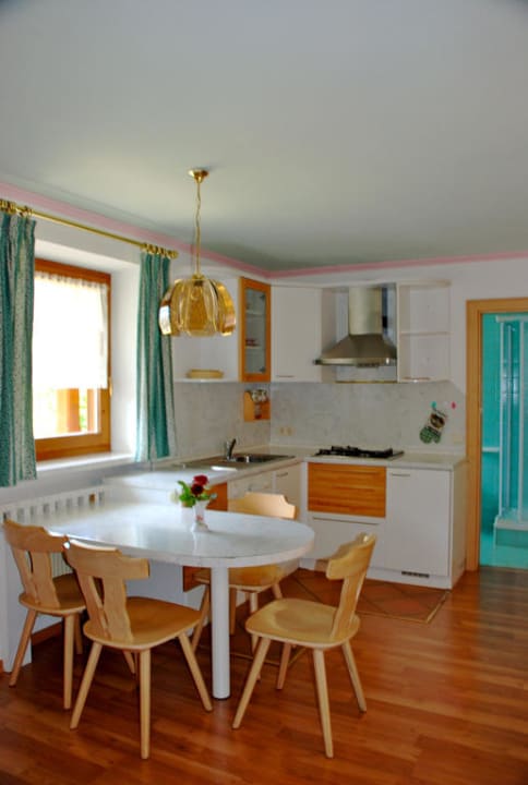 La cucina con parte del soggiorno Apartments Rosalpina