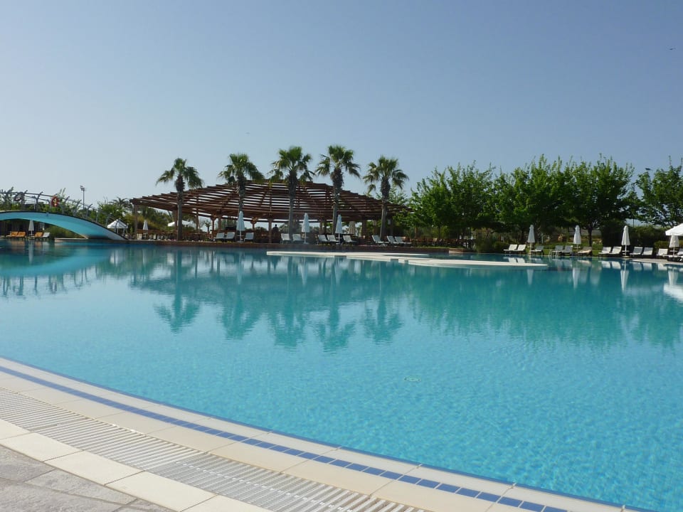 Pool mit Poolbar und Brücke Lara Barut Collection