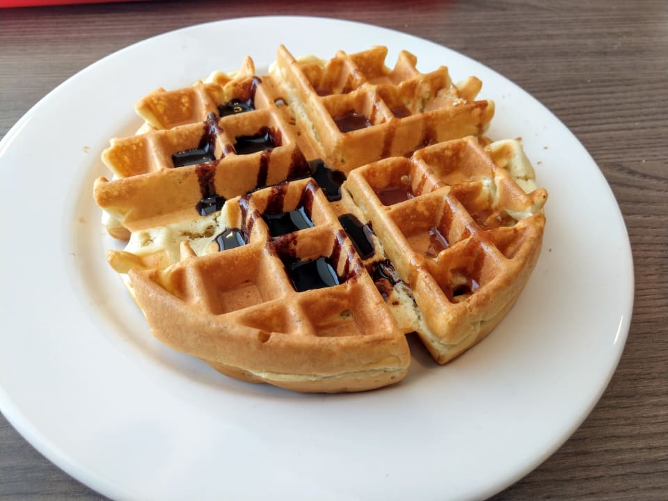 Waffeln zum Selbstmachen beim Frühstück Hampton by Hilton Aberdeen Airport