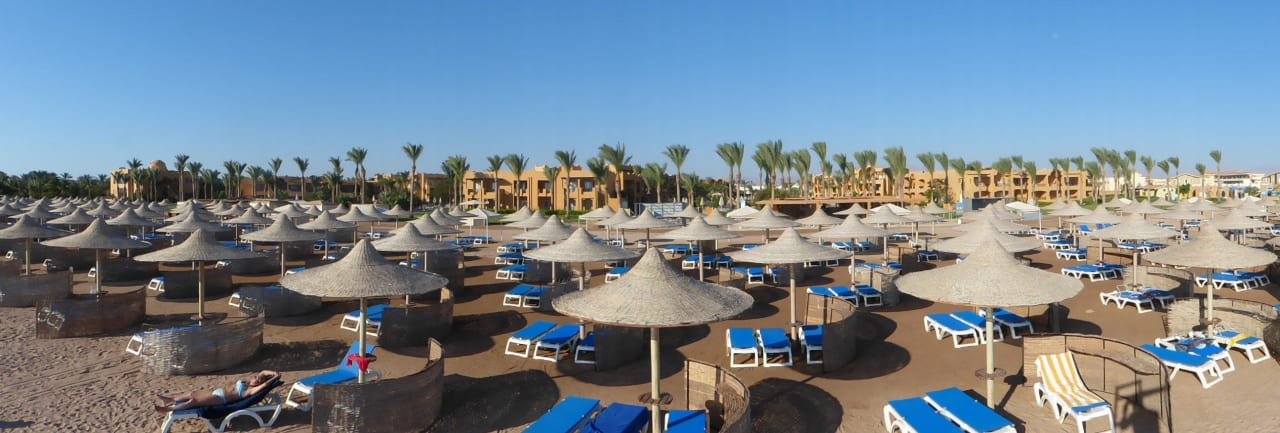 Blick über den Strand zum Hotel Stella Beach Resort & Spa Makadi Bay