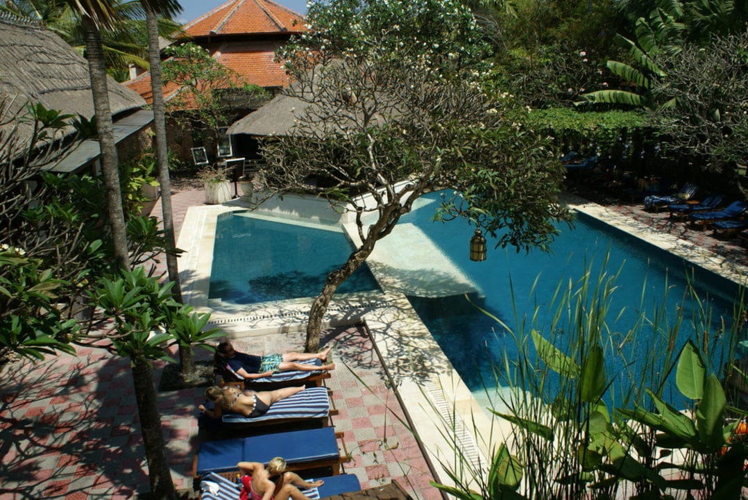 Pool vor dem Spa Puri Santrian